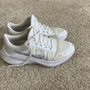 NIKE (WOMENS 9 )AIR ZOOM WINFLO GREY FOG (men’s SIZE 8)